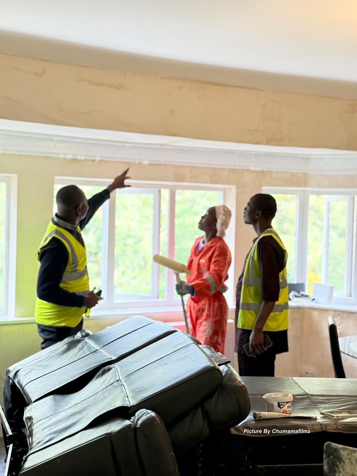 Site supervisor briefing the team during an interior refurbishment